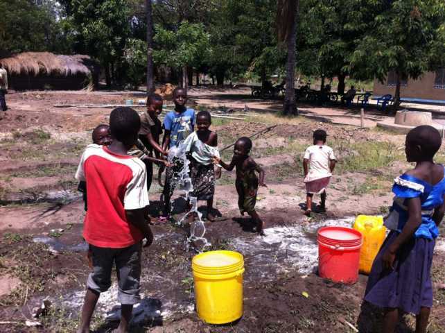 Pozzo-per-idete-acqua-potabile-tanzania-nel-cuore-water-acqua-agricoltura-potabile