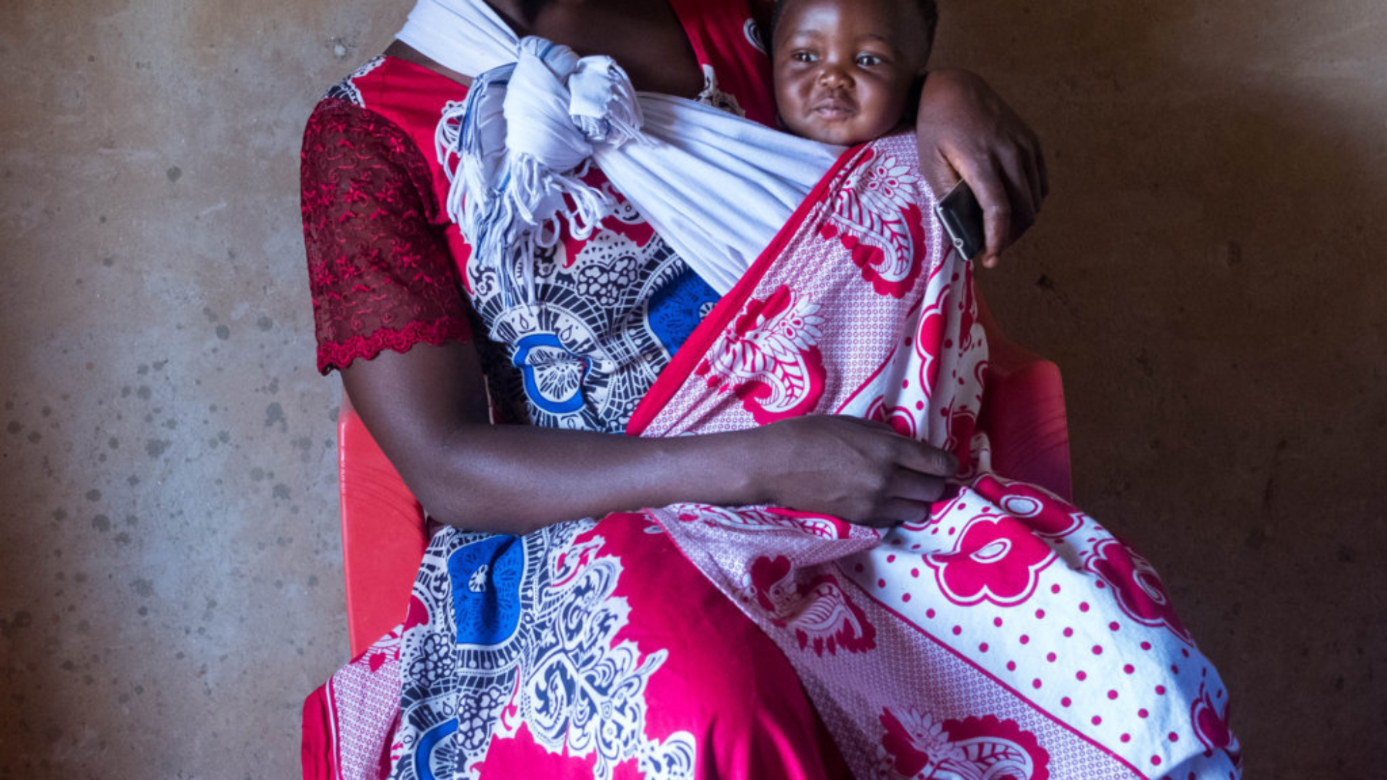 Mamma con la propria bambina aspettano il loro turno per la visita di controllo. Villaggio Masisiwe (FILEminimizer)